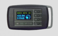 Detektor RAKSA SEL SP-71R — wyświetlacz pokazuje częstotliwość 433,9 MHz i poziom sygnału