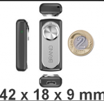 Dyktafon Edik T20 obok monety dwuzłotowej — wymiary 42 × 18 × 9 mm