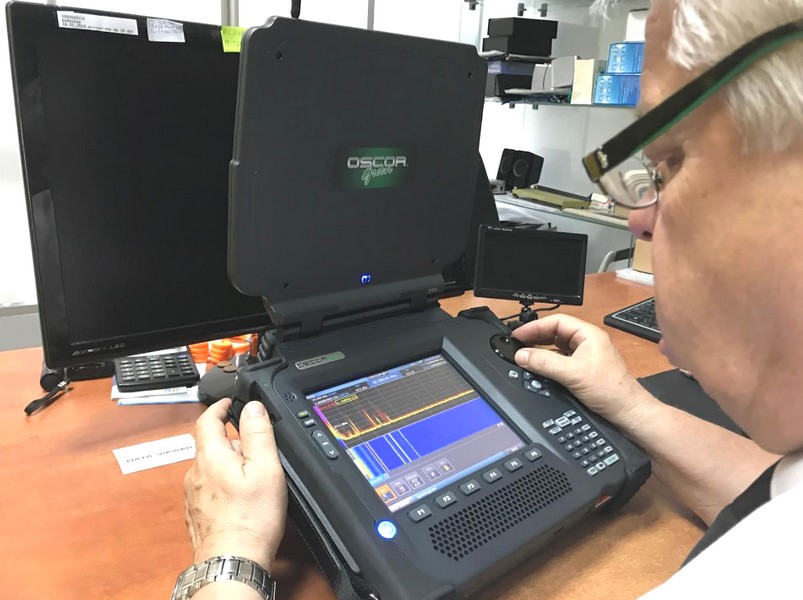 Operator Euro-Soft podczas pomiaru analizatorem widma OSCOR Green