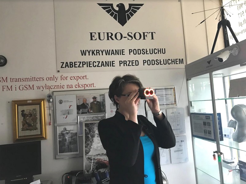 Detektor optyczny w użyciu — obserwacja pomieszczenia przez wizjer detektora z pierścieniem diod